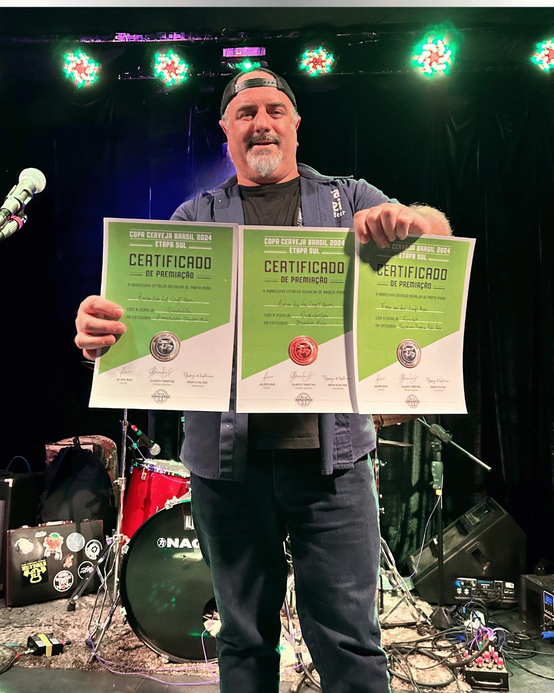 Eduardo Paiva no palco da Fora da Lei