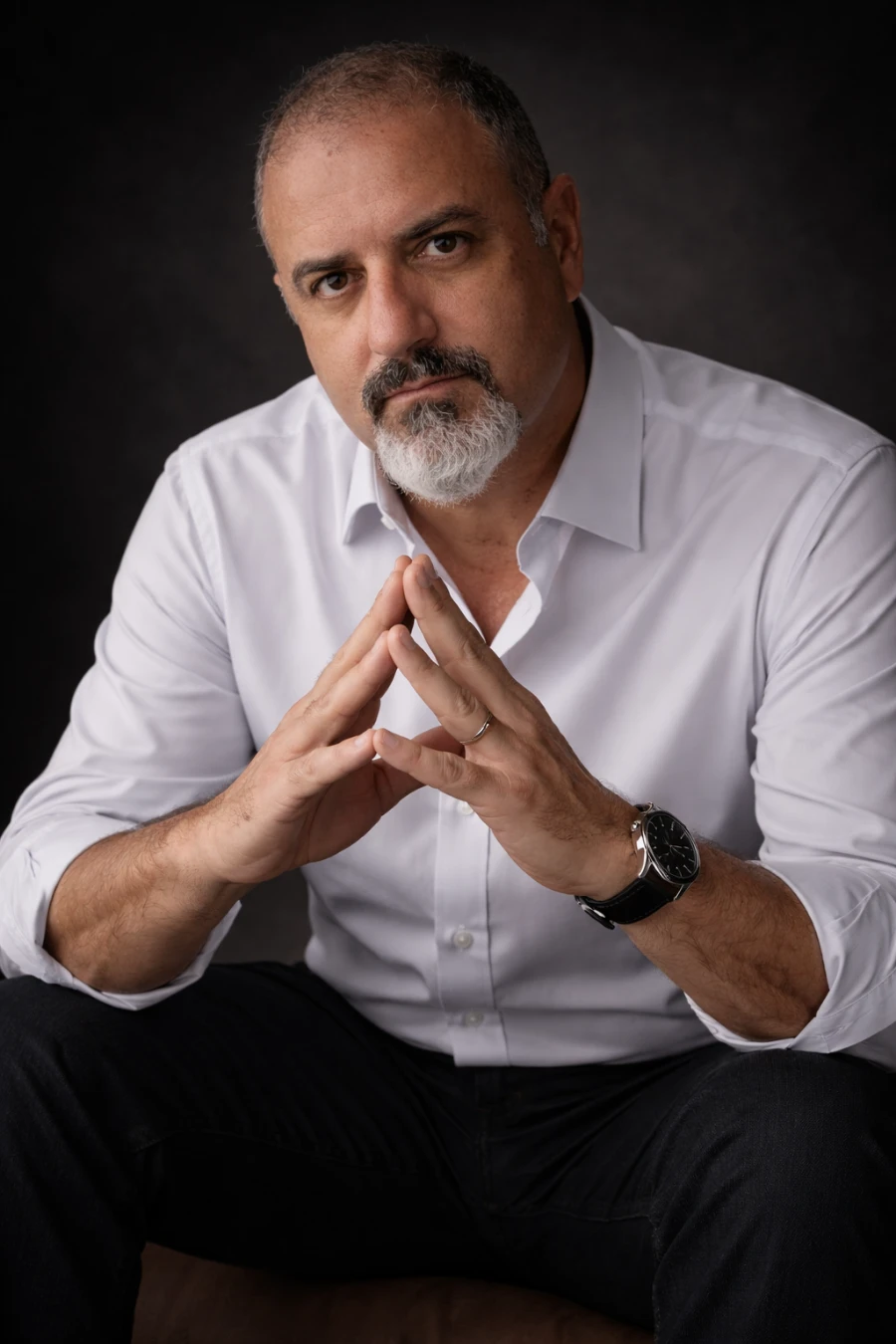 Eduardo Paiva de camisa branca, olhando para a câmera