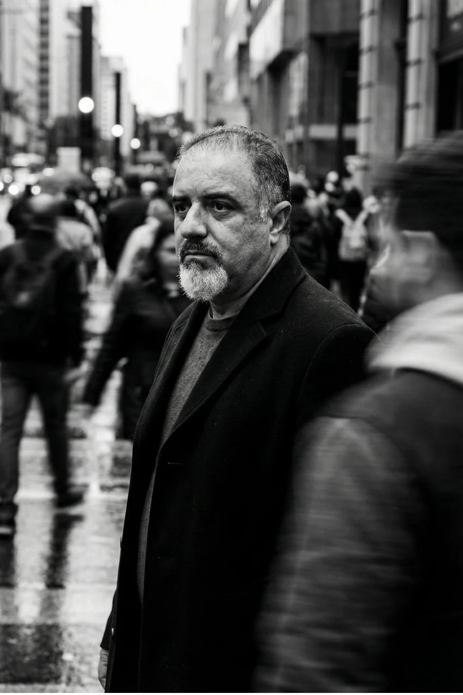 Eduardo Paiva em preto e branco, na rua